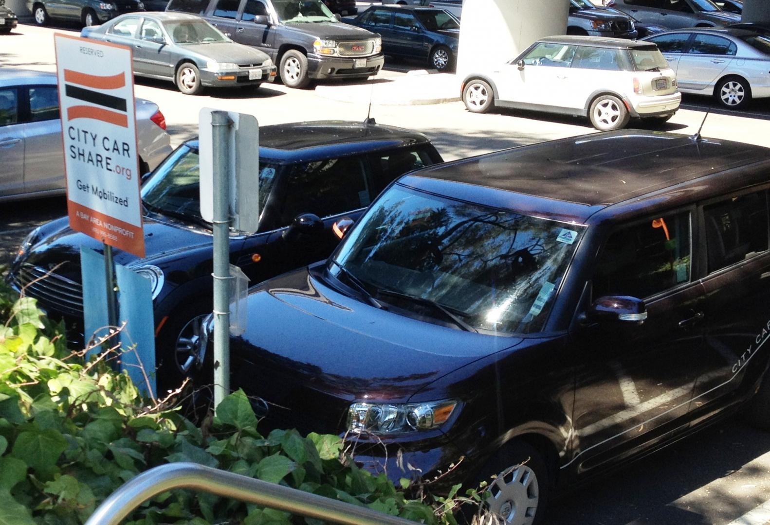 Yhteiskäyttöautot ovat vahvasti esillä San Franciscon katukuvassa. Kuvassa voittoa tavoittelemattoman City Car Sharen autoja.