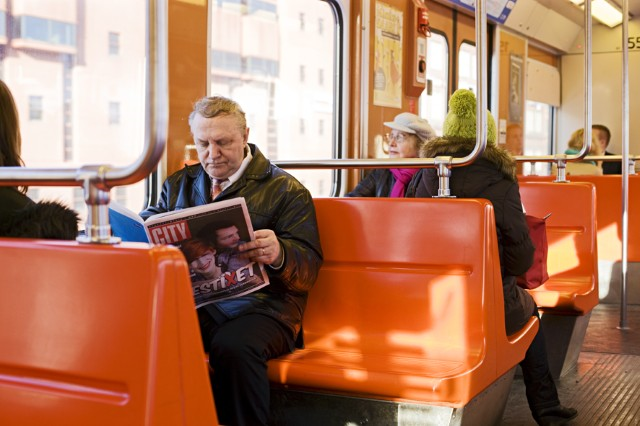 Ikäihmisiä metrossa