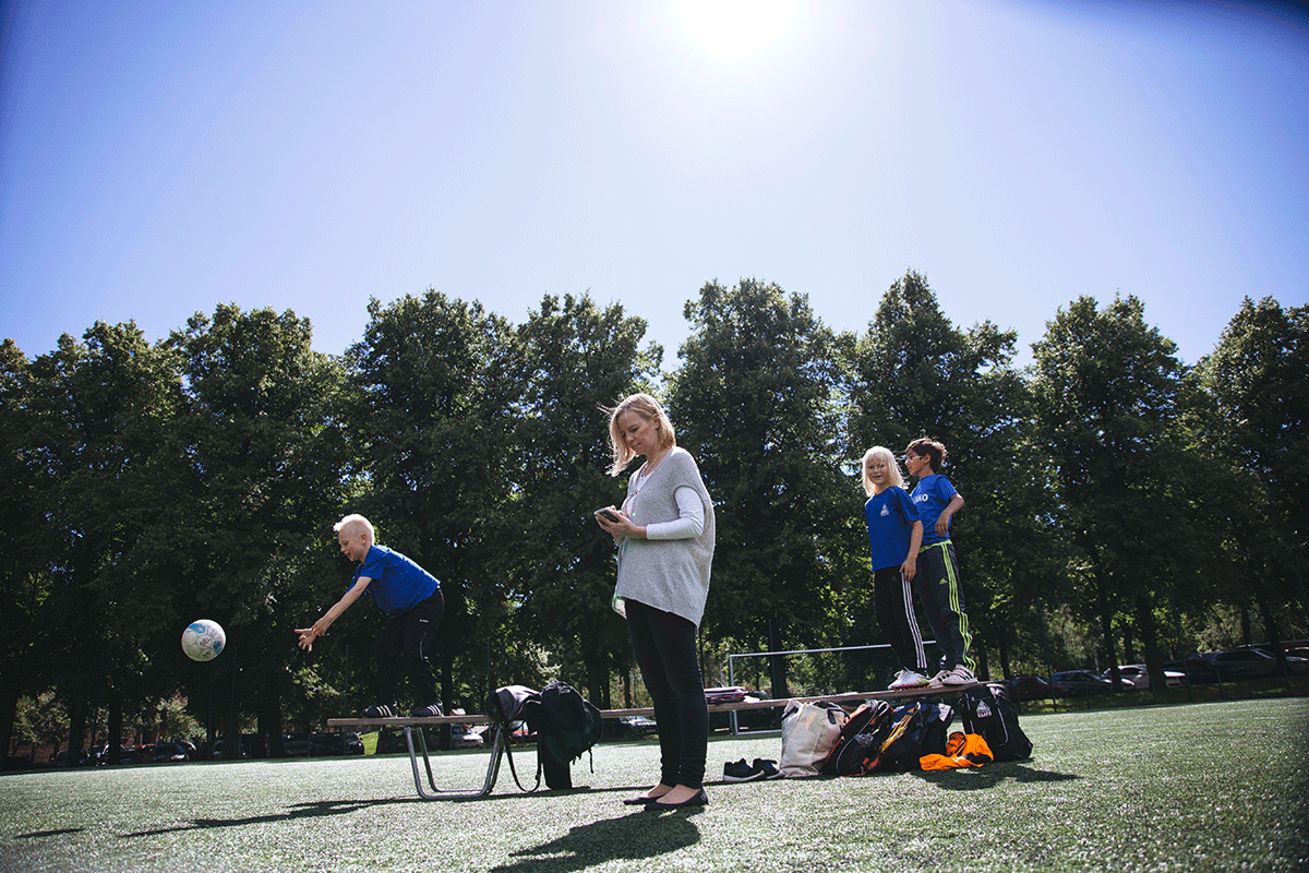 Nainen ja lapset trampoliinilla