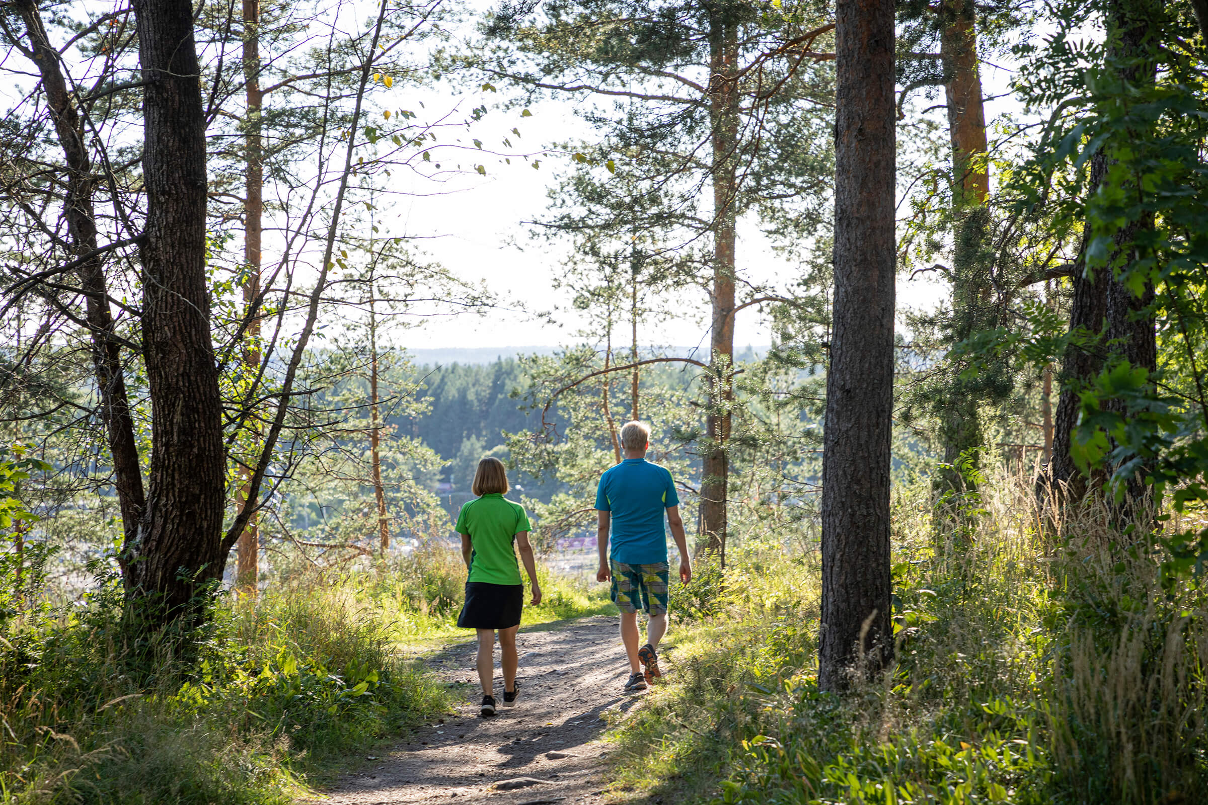 Kaksi ihmistä kävelee luonnossa.