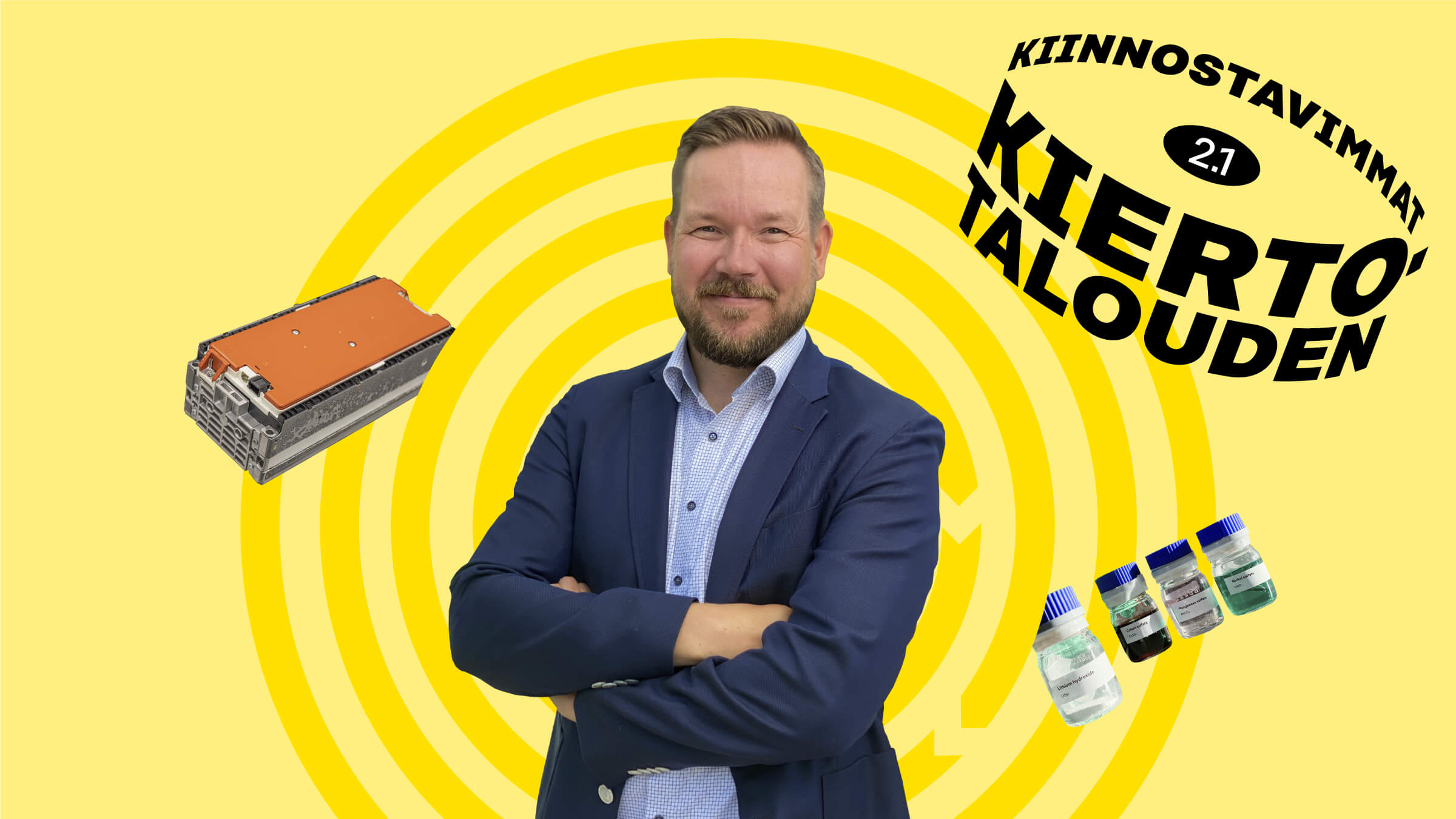 Fortum Battery Solutionsin akkuliiketoiminnanjohtaja Tero Holländer keltaisella taustalla kiertotalouden kiinnostavimmat logon ja akun kanssa.