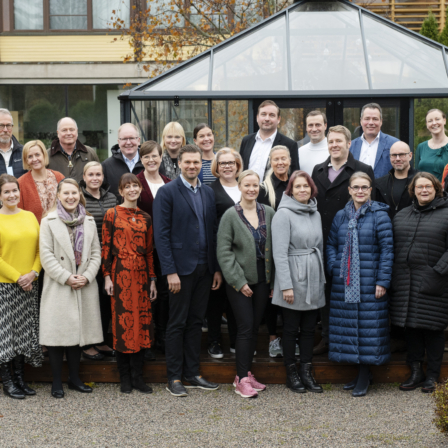 Kestävän talouspolitiikan kurssin 20 osallistujat ryhmäkuvassa ulkona